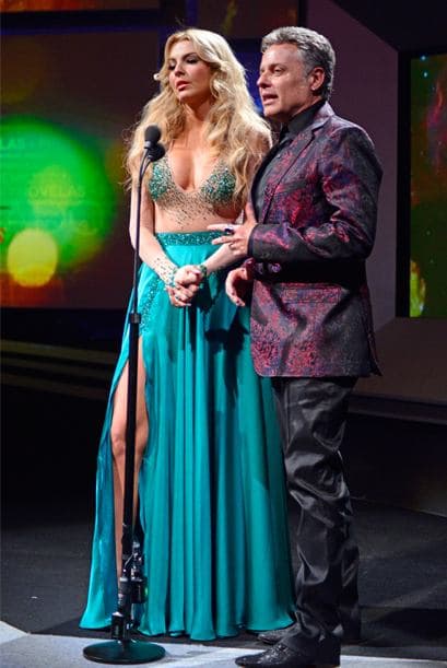 Marjorie de Sousa, tan guapa como siempre, al lado de Alexis Ayala entregó el premio a la mujer más mala de los melodramas.