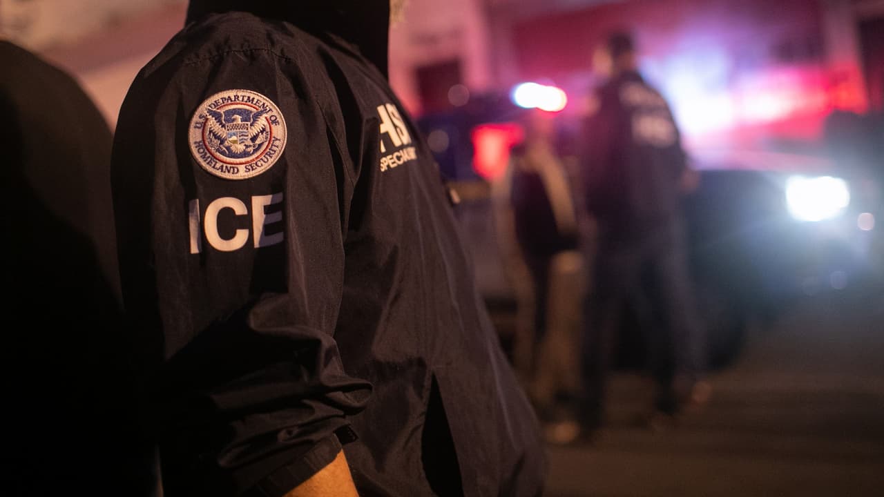 Denuncian que ICE continúa arrestando a inmigrantes alrededor de las cortes en Nueva York