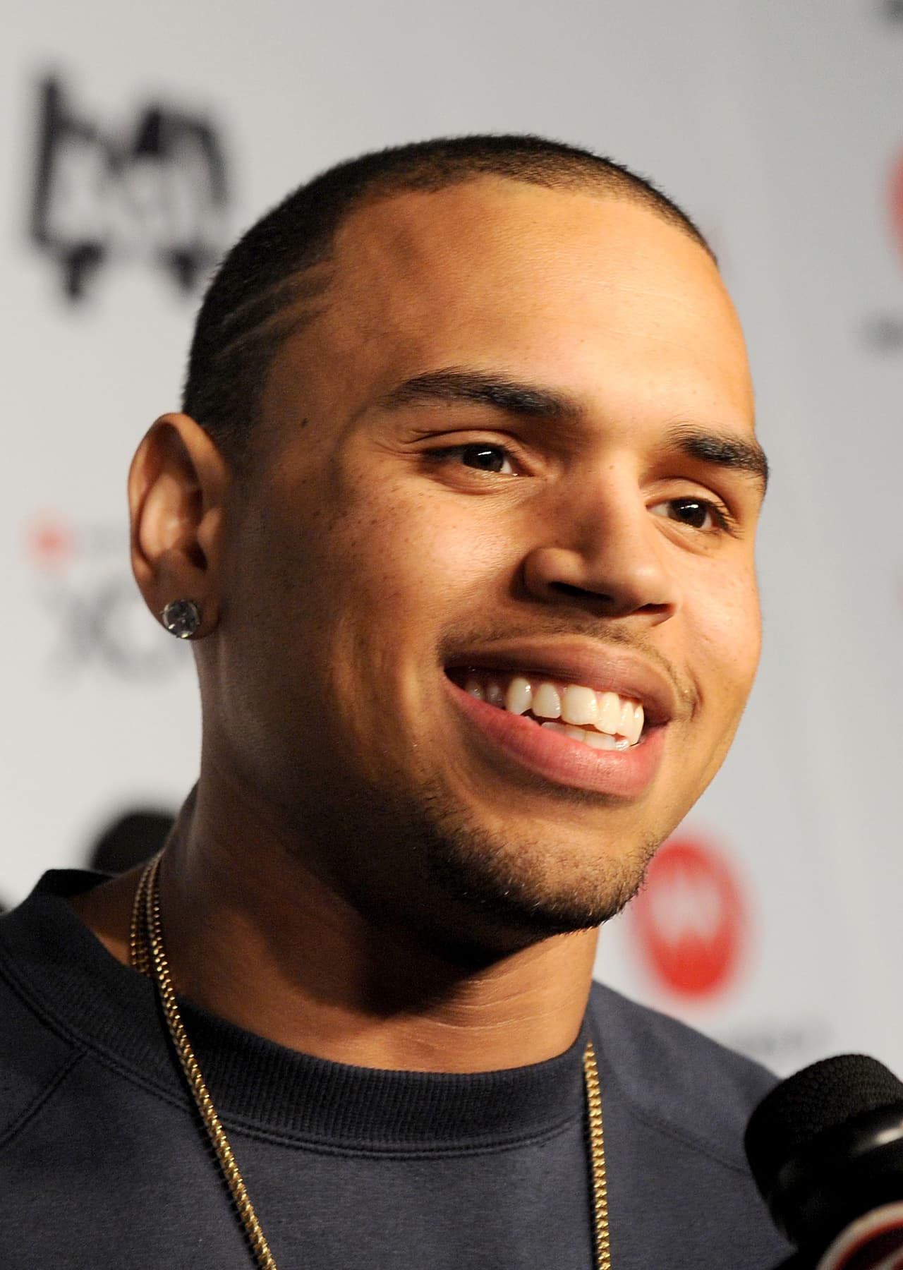 La denuncia señala que Brown impactó a otro vehículo por detrás con su Range Rover, y al no poder presentar los documentos necesarios, decidió marcharse y abandonar la escena.