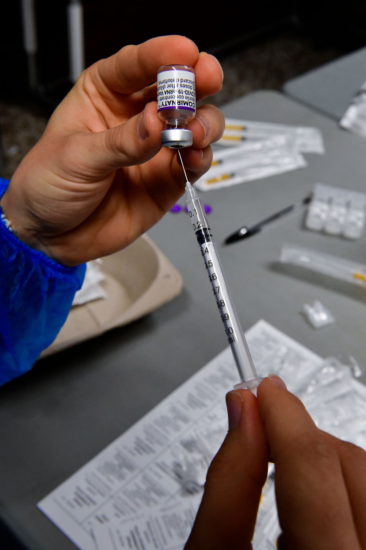 Si no puede comunicarse directamente con su proveedor de vacunación, contáctese con el 
<a href="https://www.cdc.gov/vaccines/programs/iis/contacts-locate-records.html#state">sistema de información sobre inmunizaciones (IIS, por sus siglas en inglés)</a> del departamento de salud estatal (
<a href="https://dshs.texas.gov/">https://dshs.texas.gov/</a>). Los proveedores de vacunación deben notificar las vacunaciones contra el COVID-19 a su IIS y otros sistemas relacionados.
<br>