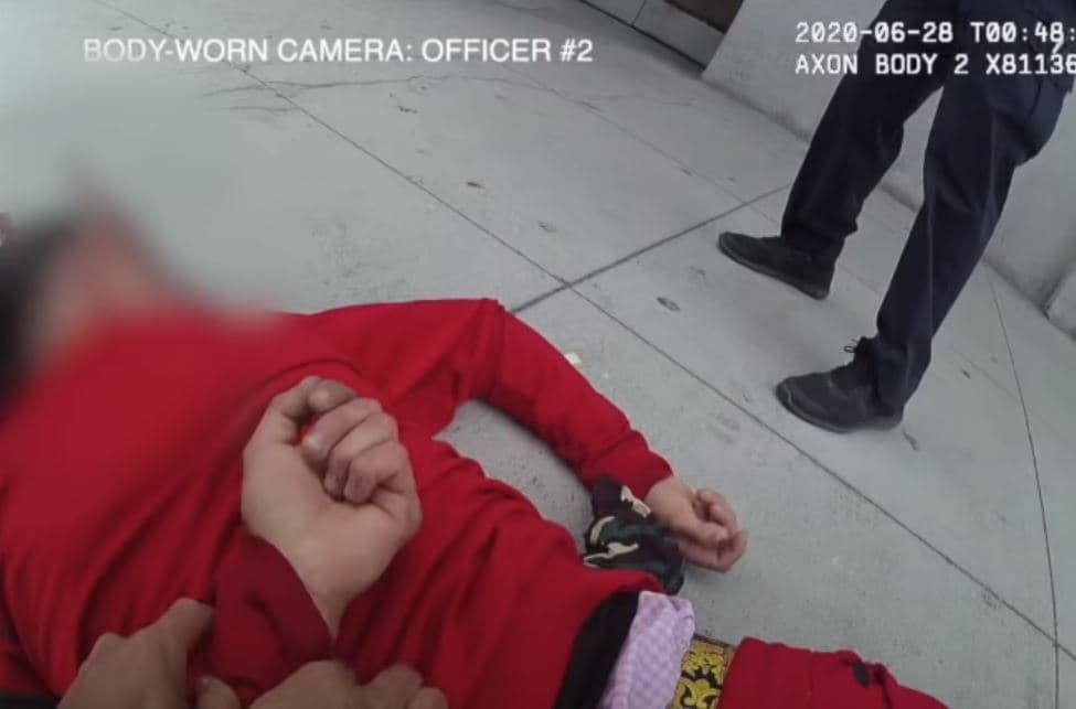 Policía baleó fatalmente a un hispano y ahora lo acusan de burlarse de su altar