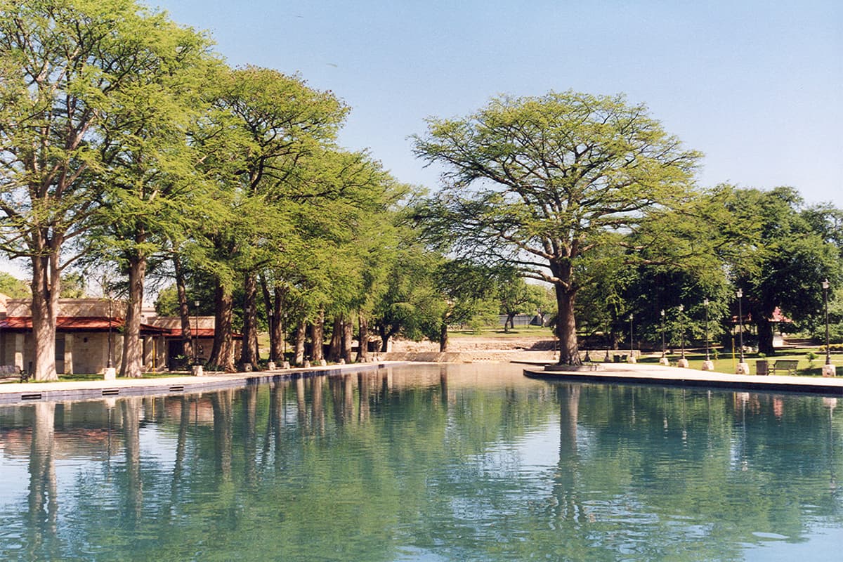 Para continuar con la tradición de acampar durante el 
<b>fin de semana de Pascua</b>, el 
<b>Departamento de Parques y Recreación de San Antonio</b> anunció que levantará su toque de queda en algunos parques 
<b>a partir del jueves 17 de abril a las 11:00 de la noche hasta el domingo 20 de abril a las 11:00 de la noche.</b>
<br>
<br>Te presentamos la lista de los parques a los que puedes acudir a acampar con toda la familia.