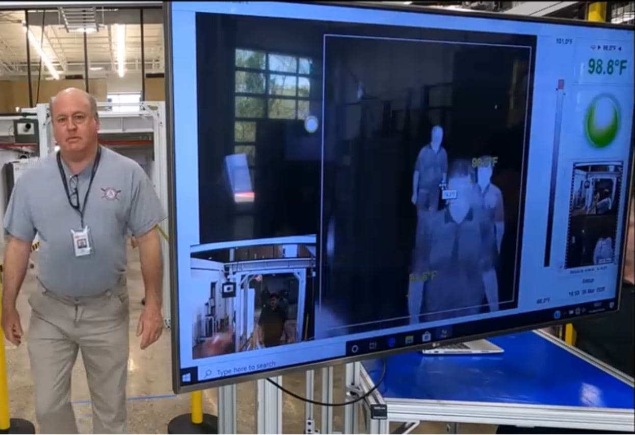 Un aparato en una planta de Tyson Foods verifica la temperatura de sus trabajadores.