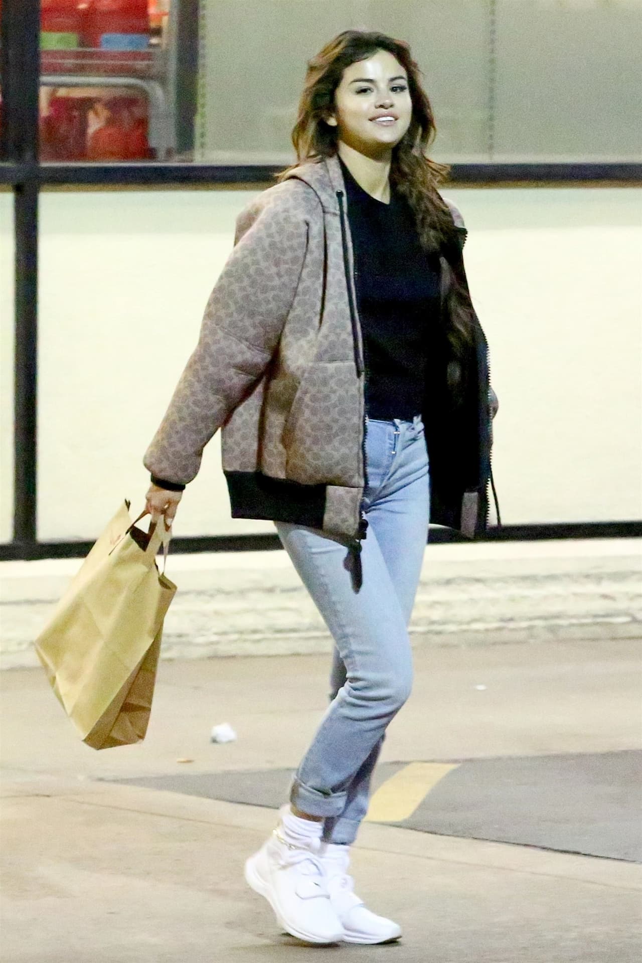 La artista, que fue captada el 26 de febrero saliendo de un supermercado, podría estar preparándole una fiesta sorpresa a su novio.
<br>