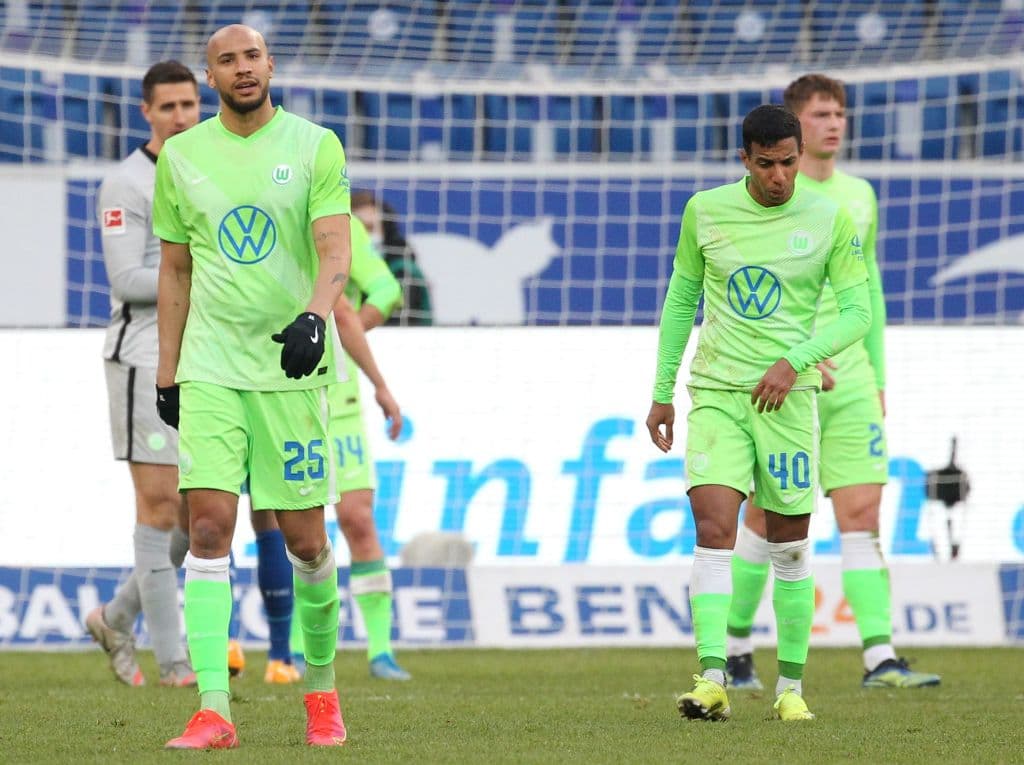Hoffenheim aprovechó la localía y tundió 2-1 al Wolfsburg. Baumgartner (8’) abrió el marcador, Weghorst (23’) emparejó los cartones y Kramaric (41’) cerró la cuenta. Wolfsburg se mantiene en puestos de competiciones de la UEFA con 45 unidades; Hoffenheim llegó a 30.