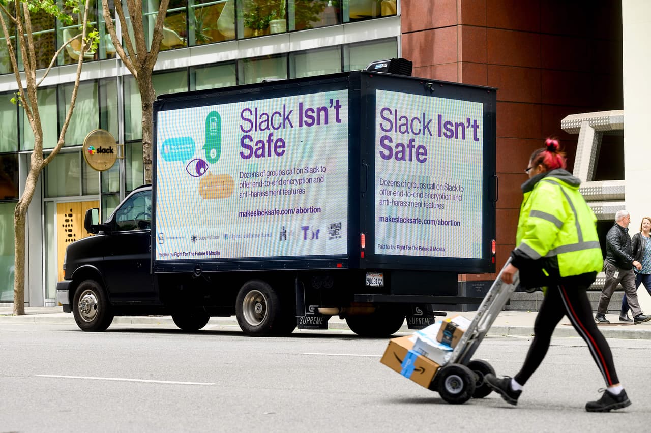 Slack ha indicado que está trabajando en mejoras a la plataforma de mensajería instantánea, aunque no aclaró si incluiría el cifrado de extremo a extremo.
<br>