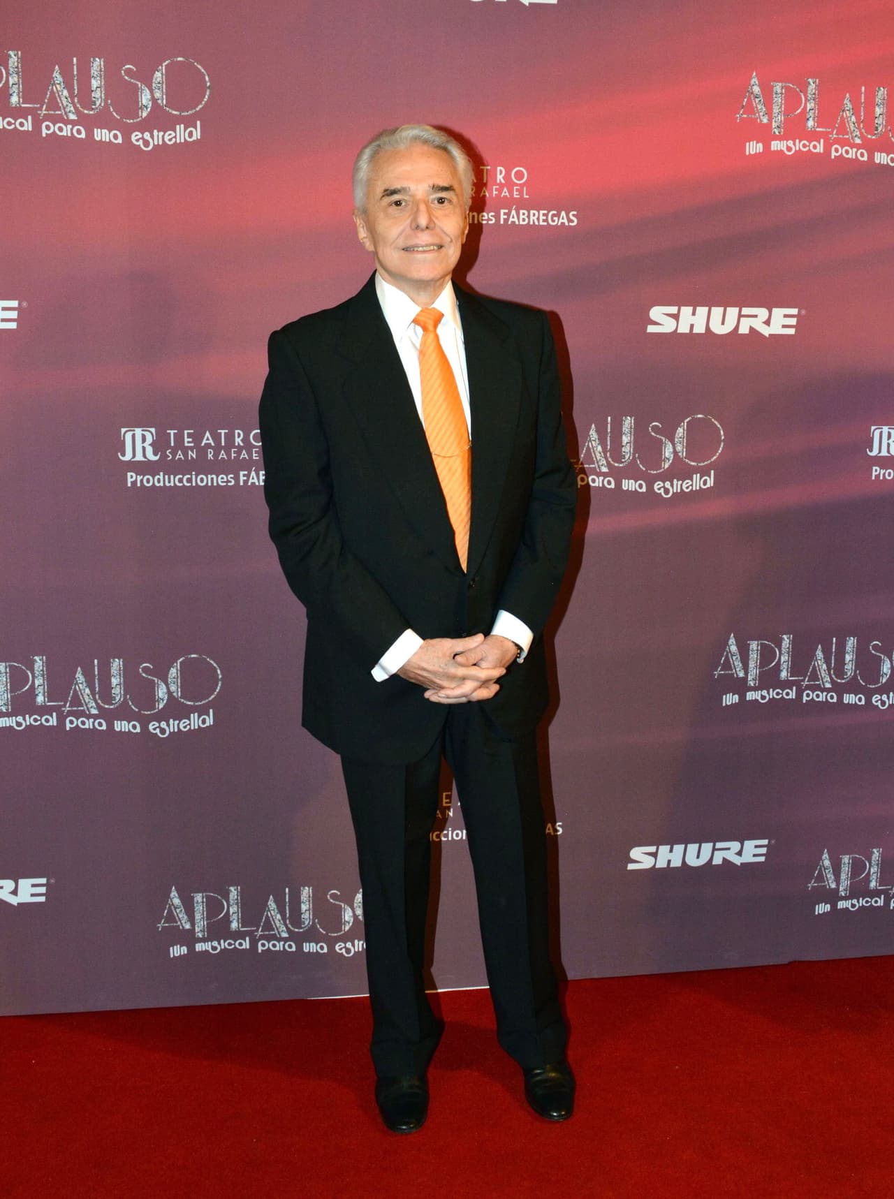 Después de que Guzmán hiciera sus declaraciones en Monterrey, quiso matizar sus palabras a través de Twitter: "Señora Carmen Salinas,
<b><a href="https://www.univision.com/famosos/mato-a-los-que-agredan-a-mi-familia-enrique-guzman-aclara-su-amenaza-a-carmen-salinas-fotos" target="_blank"> yo dije que mato a los que agredan a mi familia</a></b>... usted le está ofreciendo amor a Frida... ¿cómo malinterpreta mis opiniones?", 
<b><a href="https://twitter.com/enriqueguzman/status/1164326619676213248" target="_blank">escribió el cantante. </a></b>