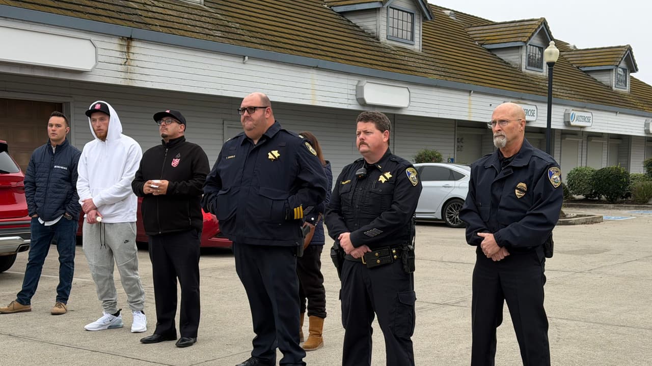 Entre los asistentes también se encontraban
<b>elementos de agencias policiales </b>que mantienen activa la investigación para dar con el responsable.
<br>
<br>Las personas que tomaron el micrófono durante la vigilia coincidieron en que la violencia que golpeó a estas familias exige una respuesta colectiva y pidieron a más personas
<b>sumarse a la búsqueda de los responsables. </b>