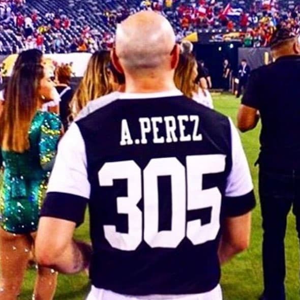 Mr. 305, siempre presente en los mejores eventos. ¡Te invitaría hasta el Super Bowl!