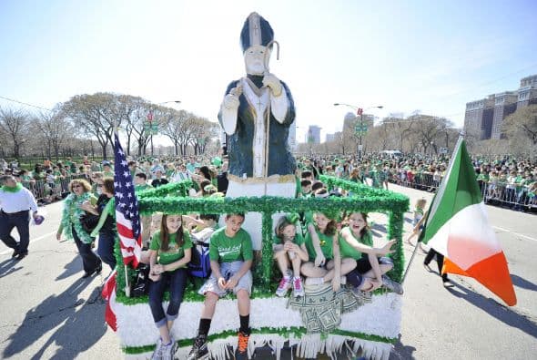El tradicional desfile del Día de San Patricio se lleva a cabo el 15 de marzo desde el mediodía en el Columbus Drive.