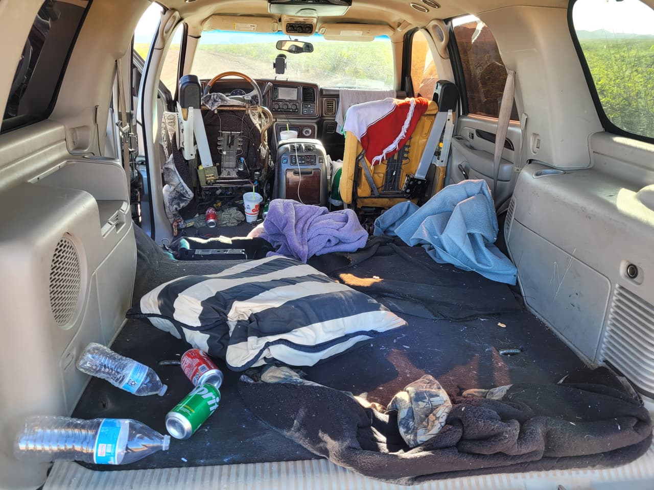 Un agente de la estación de Douglas se acercó al vehículo después de detenerlo cerca de la autopista 191. El traficante y cinco migrantes que iban en la parte trasera del SUV fueron arrestados.