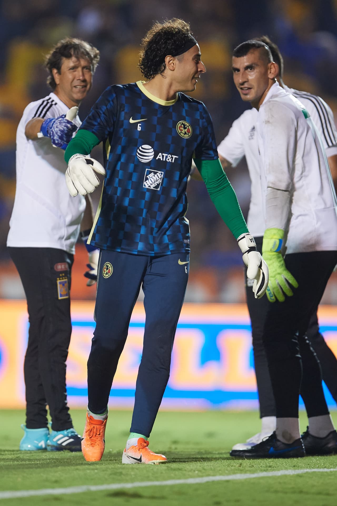 Entre risas, saludos, emoción y un gran escenario, así volvió a portar la casaca de las Águilas el portero mexicano.