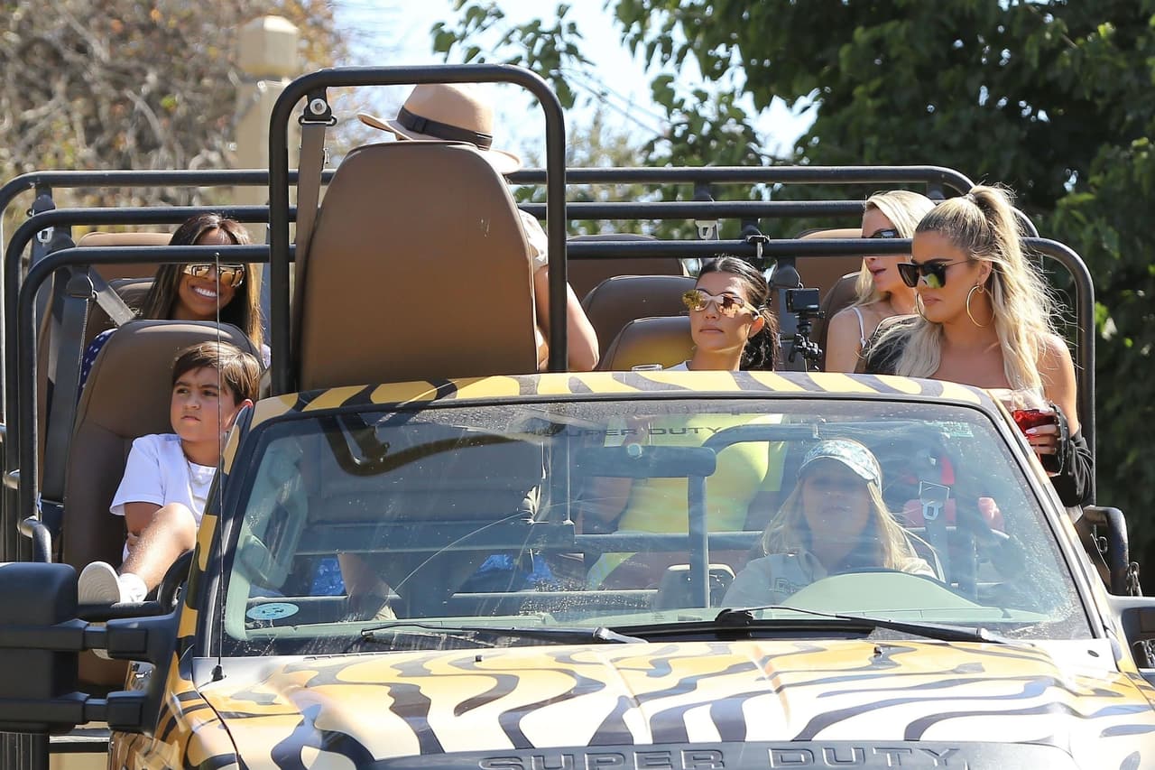 El pasado lunes, Khloé y Kourtney Kardashian se encontraron para salir juntas de aventura. A la primera la acompañó su mejor amiga, Malika Haqq y la segunda llevó a su hijo mayor, Mason.