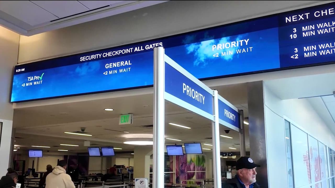 Aerolíneas activan alertas por violencia en México y vuelos desde Dallas - Fort Worth