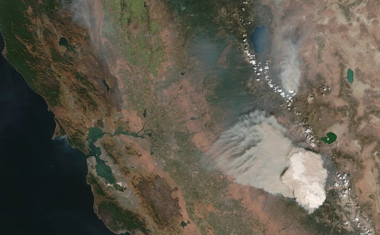 En los últimos días los expertos climáticos en la costa oeste de Estados Unidos han inundado las redes sociales con 
<a href="https://www.univision.com/local/san-francisco-kdtv/un-ciclon-de-humo-imagenes-satelitales-muestran-la-otra-cara-de-los-incendios-forestales-en-california" target="_blank">postales satelitales</a> que le dan otra dimensión a 
<a href="https://www.univision.com/local/san-francisco-kdtv/fotos-interactivas-el-cielo-azul-de-antes-y-el-color-rojo-apocaliptico-tras-los-incendios-en-california" target="_blank">la gravedad de los fuegos forestales</a> que azotan a los estados de California, Oregón y Washington. Muchos los han venido siguiendo desde su origen.