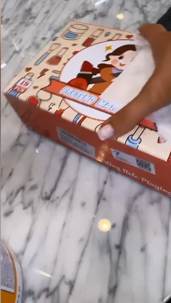 En un video que compartió en sus 'stories', mostró cómo usaba
<b>toallas desinfectantes</b> para limpiar cada objeto que le entregaban, así como lo hizo con el maquillaje que Khloé le dio para su hija de 6 años.