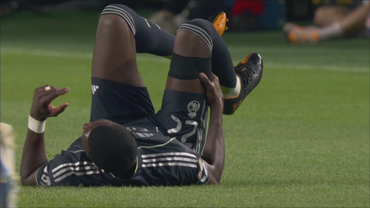 Rudiger se avienta un pique al área y luego termina lesionado