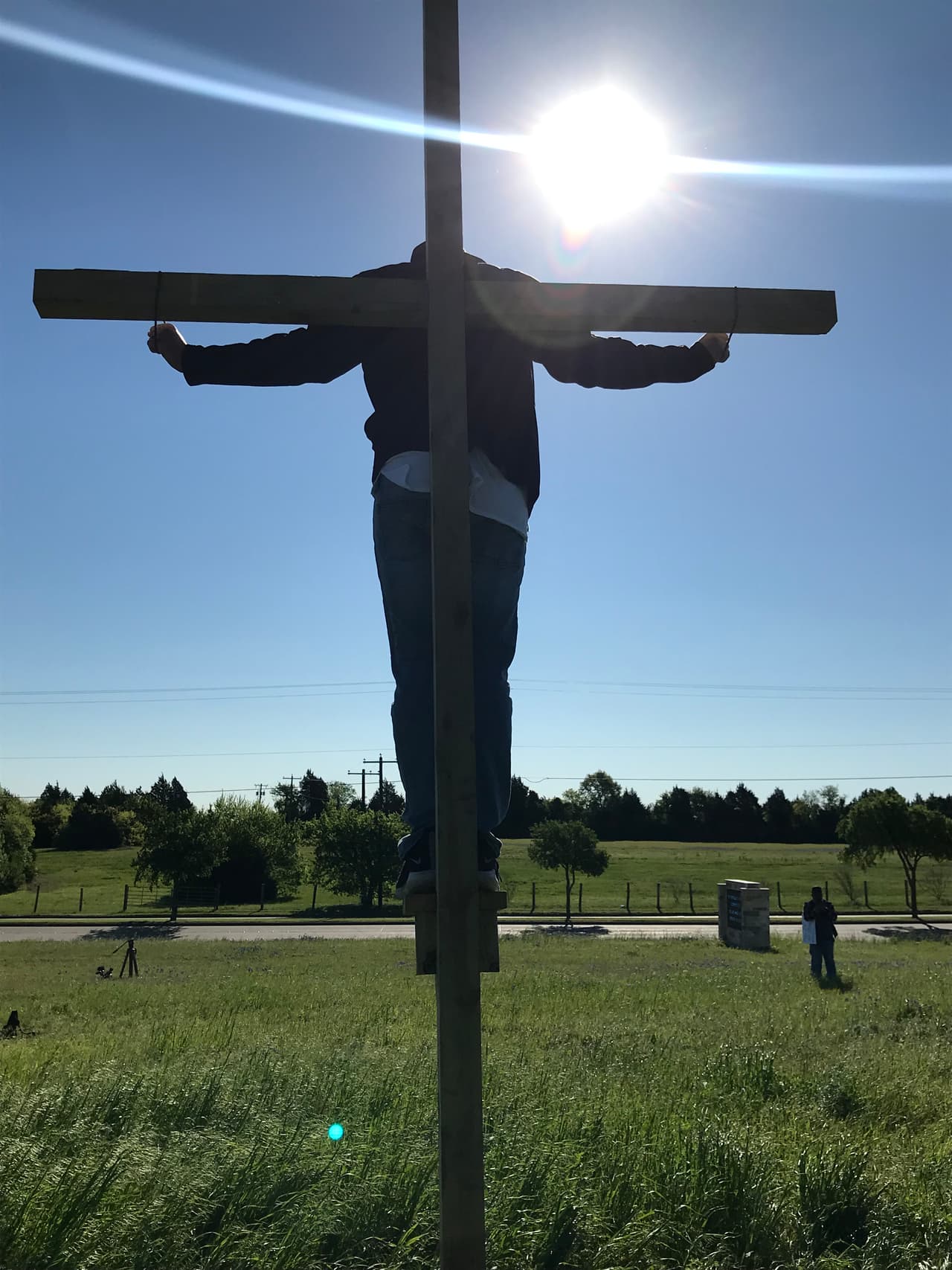 Uno de los voluntario es el pastor de la juventud de la iglesia Trinity Life Church.