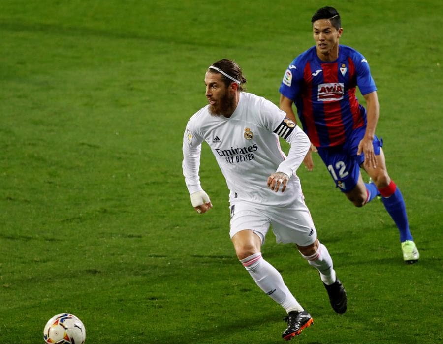 Real Madrid se impone ante el Eibar 3-1 en la Jornada 14 de LaLiga. Karim Benzemá abrió el marcador al minuto 6, cuando seguido cayó el gol de su compañero Luka Modric. Kike García, al minuto 28, anotaba el único tanto para los 'Armeros' y es hasta el minuto 92 cuando Lucas Vázquez pone la cereza en el pastel para el triunfo del equipo merengue.