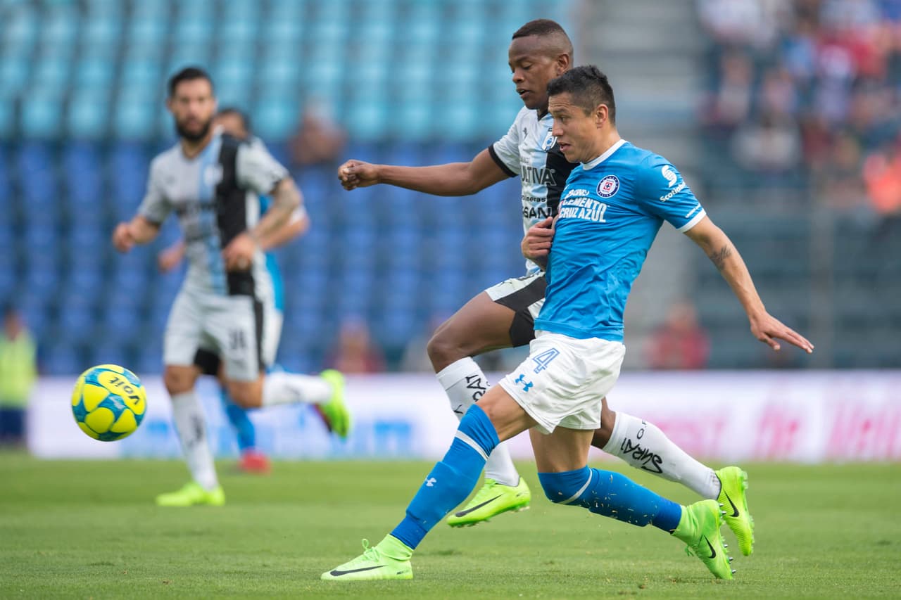 En la redacción de Univisión Sports aún no nos ponemos de acuerdo: ¿quién tuvo más responsabilidad en el empate de Gallos? ¿Julio César 
<a href="http://www.univision.com/deportes/futbol/liga-mx/luis-miguel-noriega-limpia-su-error-y-marca-el-empate-para-queretaro-video#rel" target="_blank">Domínguez por pasarla a un compañero con marca,</a> o Baca por quedarse dormido?