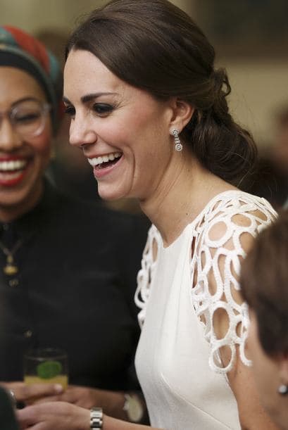 La duquesa de Cambridge nos sorprendió con su elección de vestuario para su visita en la Casa de Gobierno de Canberra, Australia. Pero no crean que enseñó piel de más, para nada. Kate simplemente eligió un diseño más arriesgado de lo que acostumbra. Lució hermosa en un vestido blanco de la diseñadora Lela Rose. Más videos de Chismes aquí.