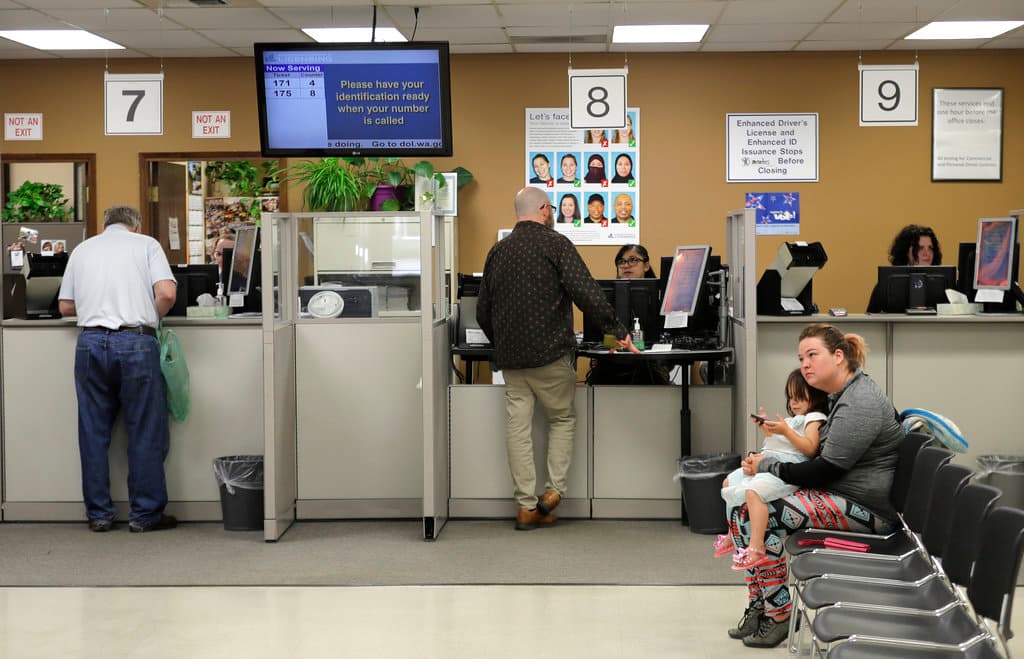 <b>La medida aplica a todos los pasajeros mayores de 18 años, incluso si tienen TSA PreCheck. </b>Ninguna excepción por programas de preaprobación evitará el requisito del Real ID.