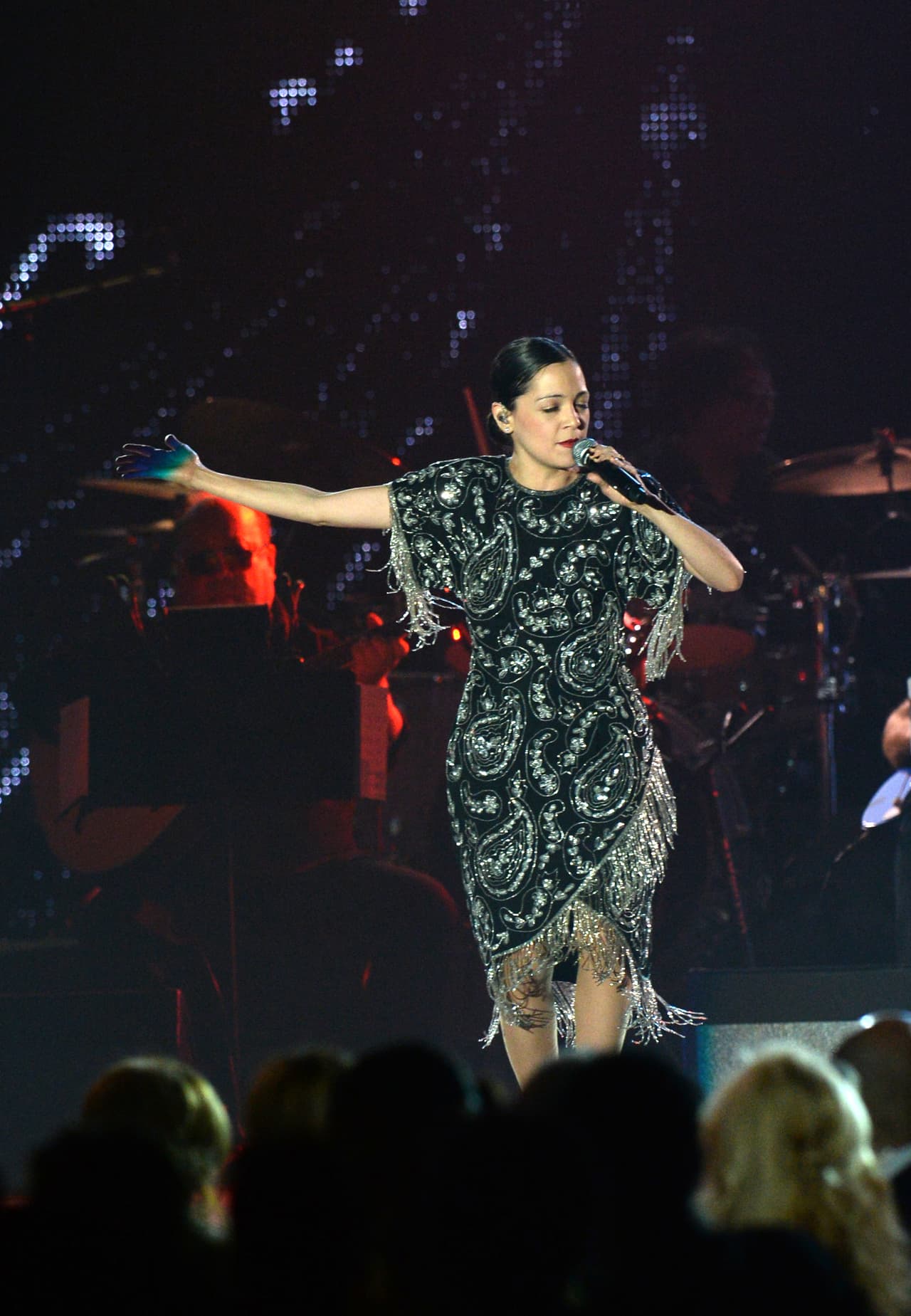 Muy folclórica durante una de sus interpretaciones.