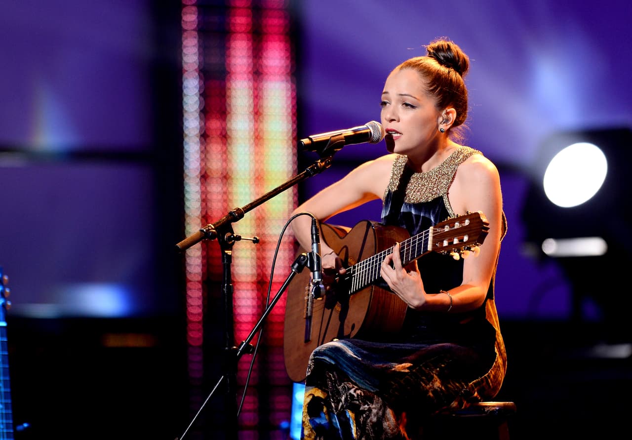 Su look es sobrio y nada cargado, pero eso sí, el talento se le desborda.