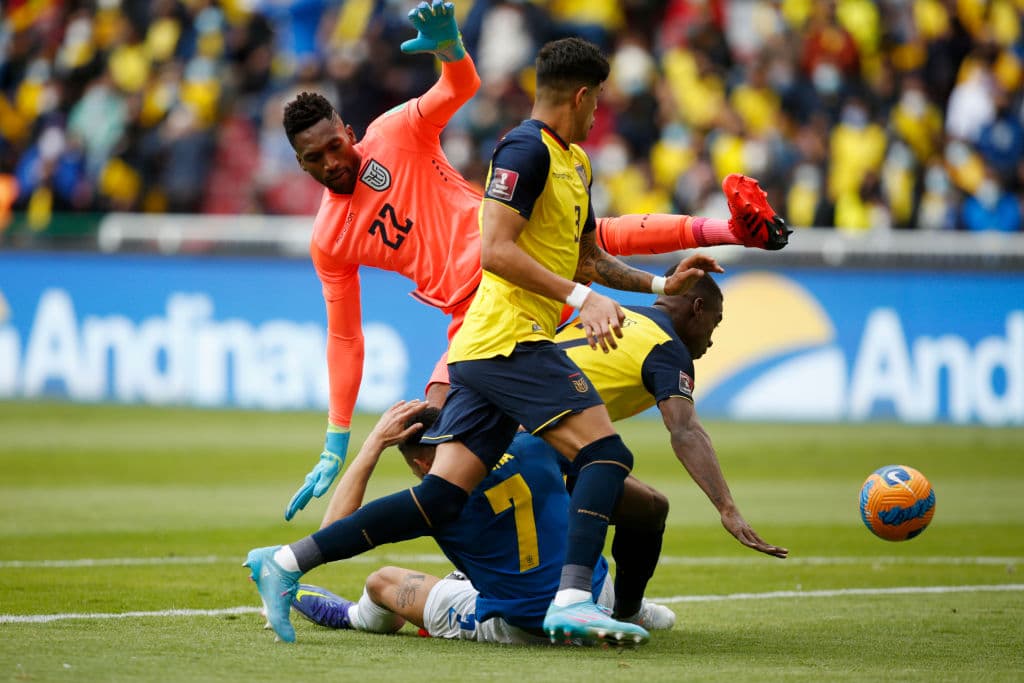 Con gol de Félix Torres al minuto 75, Ecuador evita la derrota y fuerza el tercer empate de lis líderes Brasileños tras cerrar el encuentro igualados 1-1.