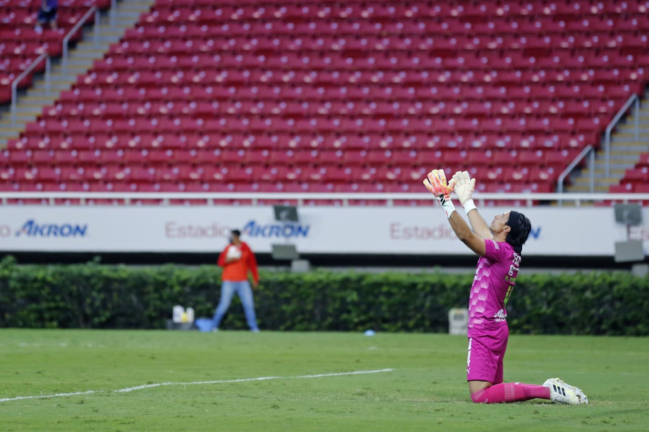 Guardameta de Chivas rezando antes de iniciar el partido.