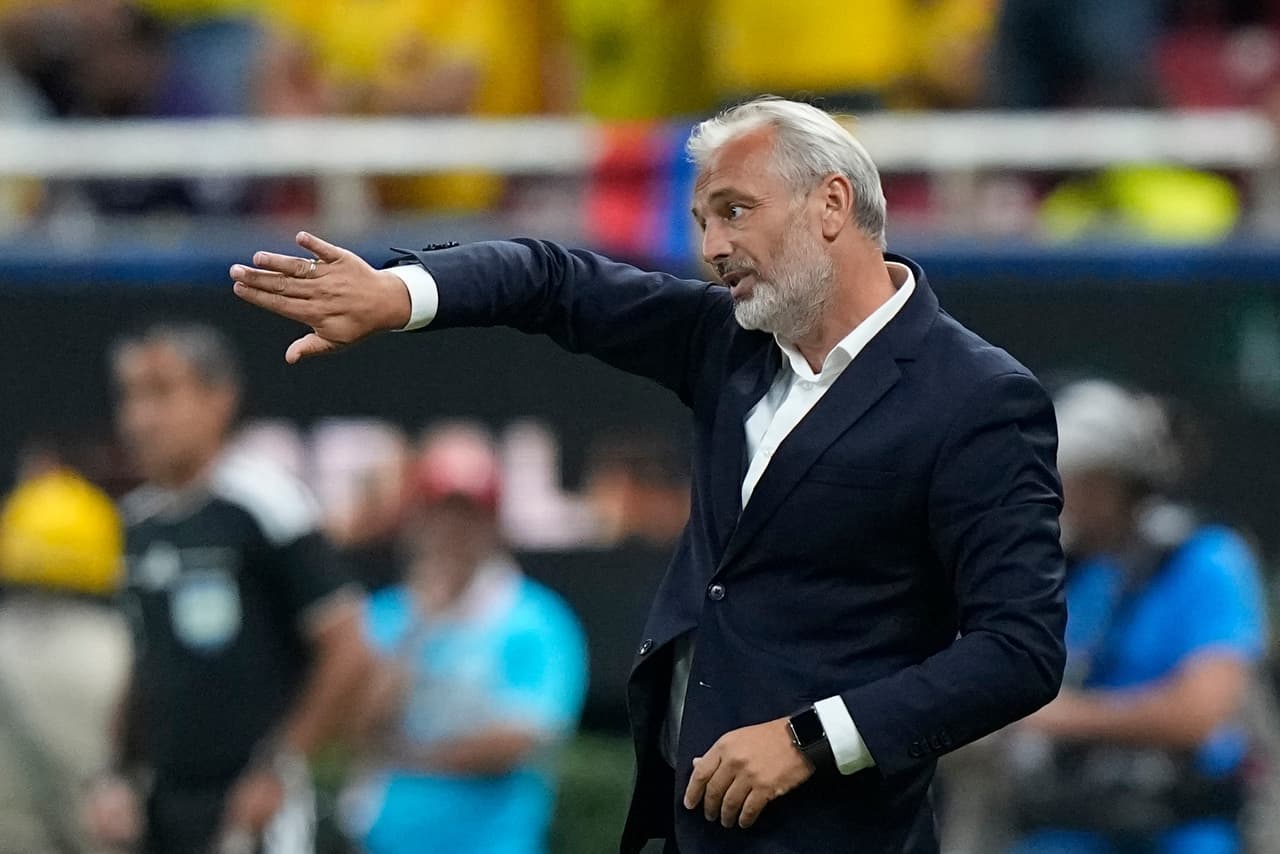 El entrenador de Congo, Sebastien Desabre, hace gestos durante el partido de fútbol del Grupo K de la Copa del Mundo entre Colombia y Congo en Zapopan, cerca de Guadalajara, México, el martes 23 de junio de 2026.