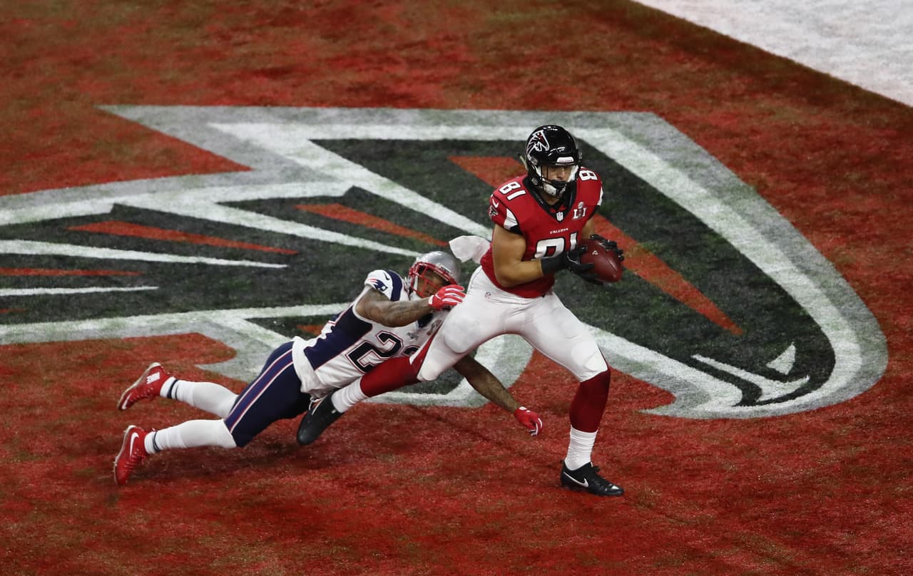 Austin Hooper aumentó la ventaja a 14-0 para los de Atlanta ante un desconcertado equipo de Nueva Inglaterra.