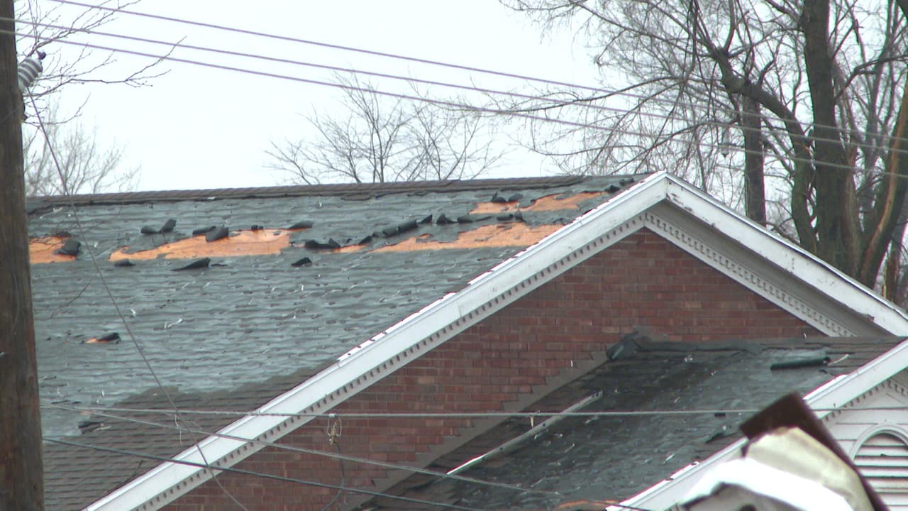 Las autoridades continúan evaluando los daños y trabajando en la limpieza de las zonas afectadas, mientras piden a la población evitar desplazarse hacia las áreas impactadas.
<br>
<br>En el condado de Newton, Indiana, se estima que hay al menos
<b> 70 postes eléctricos caídos y alrededor de 2,500 personas sin servicio de electricidad.</b>