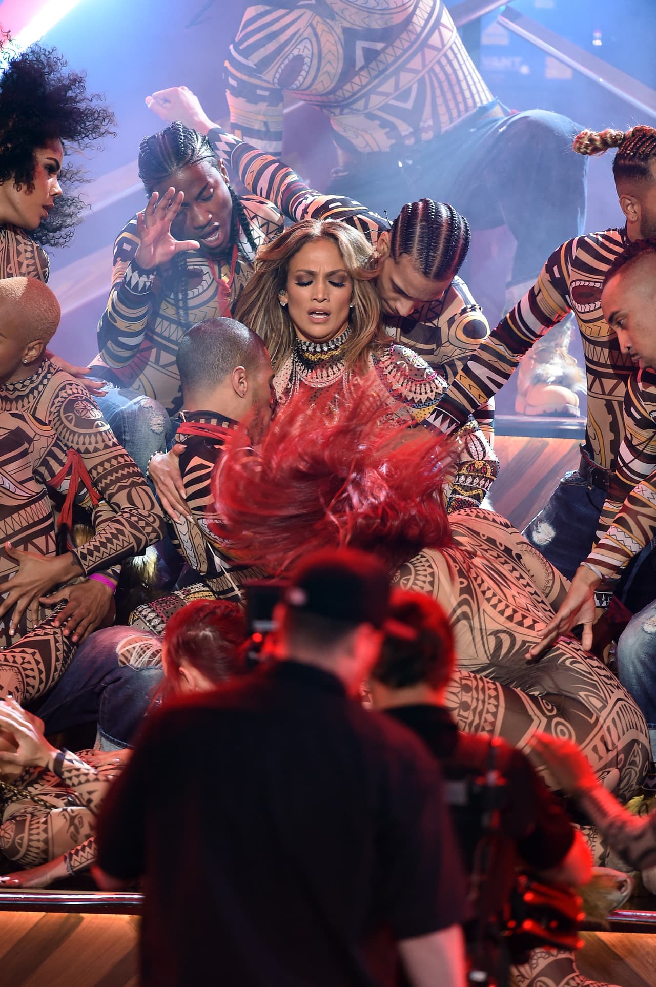 La combinación de colores fue súper étnico y fue un gran match con el performance de la cantante.