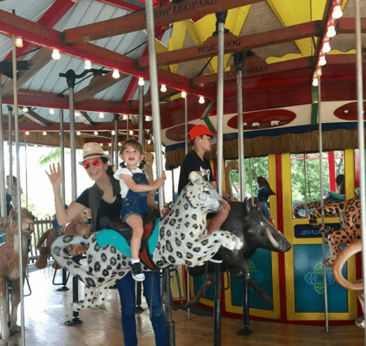 Michelle ya es una niña grande y goza cada instante con su mamá.