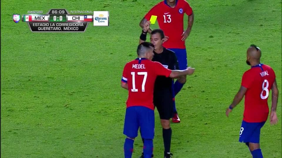 Tarjeta amarilla. El árbitro amonesta a Gary Medel de Chile