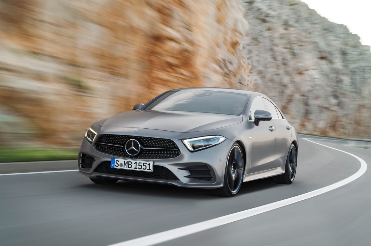 <b>Mercedes-Benz CLS 2019</b>
<br>Un nuevo motor de seis cilindros en línea se ha dispuesto para este deportivo. Se trata de un 3.0 litros de desplazamiento de 362 caballos de fuerza, el cual cuenta con la asistencia de un motor eléctrico que añade 21 hp y 184 lb-pie de torque. Los entusiastas tendrán que esperar hasta el otoño de 2018 para verlo en EEUU.