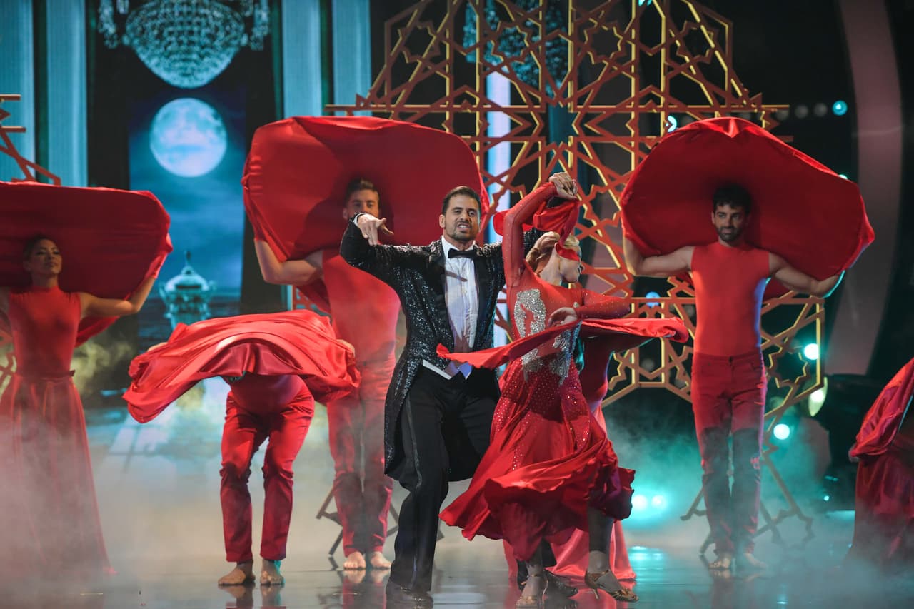 Rodeada de pétalos de rosas, la pareja se entregó a la inolvidable melodía de Disney.