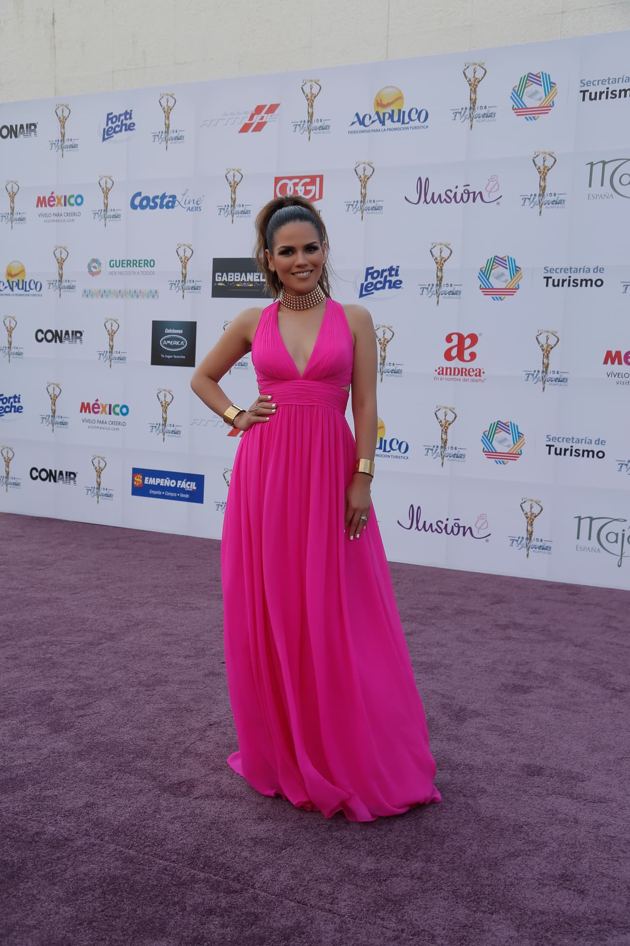 Karina Banda nos dejó boquiabiertos con ese espectacular vestido rosa que resalta perfecto su bronceada piel.