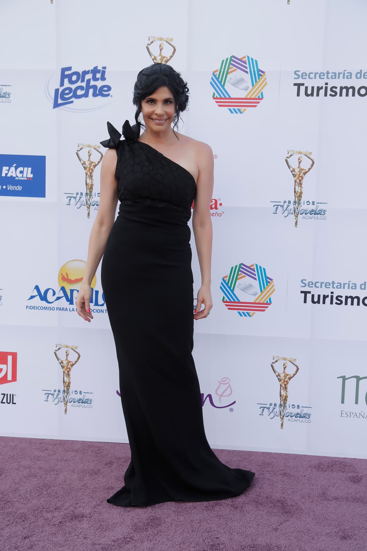 Raquel Garza nos sorprendió con su elegante vestimenta.