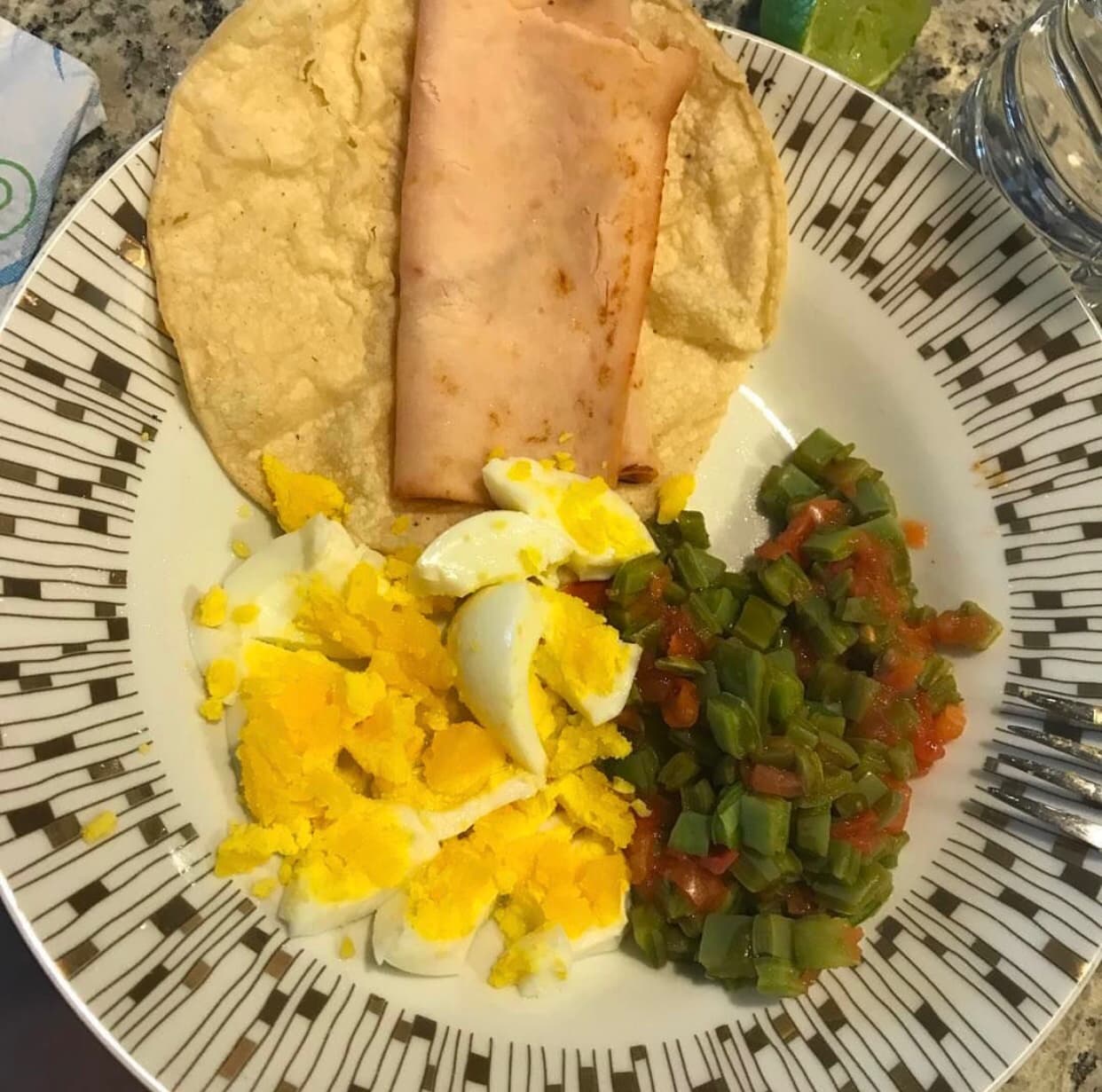 <a href="http://www.univision.com/temas/el-compa-ivan">El Compa Ivan</a> empieza su día con unos huevos con nopales .