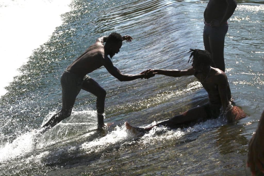Los miles de migrantes que cruzan el Río Bravo para llegar a suelo estadounidense son en su mayoría haitianos, cuyo país ha sido afectado por el asesinato de su 
<a href="https://www.univision.com/noticias/america-latina/protestas-haiti-funeral-expresidente-jovenel-moise-asesinado-fotos">presidente Jovenel Moïse</a> el pasado julio y un 
<a href="https://www.univision.com/noticias/inmigracion/migrantes-haitianos-frontera-crisis-del-rio">terremoto de 7.2 de escala richter en agosto</a>. 
<br>