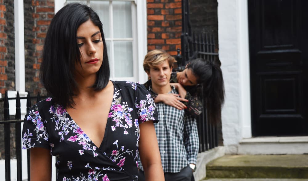 <h3 class="cms-H3-H3">Soñar que tu ex tiene otra pareja </h3>
<br>La interpretación más común es que a pesar de que tu ex ya no está a tu lado siguen teniendo un vínculo inconsciente de pertenencia, lo que provoca que sientas un grado de angustia, miedo y celos cuando sueñas una situación de este tipo. 
<br>