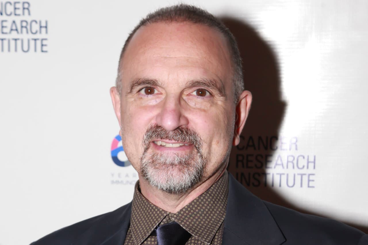 <b>Puesto 8: George Yancopoulos, director científico y cofundador de Regeneron. </b>El experto y su empresa están luchando contra el covid-19 en dos frentes. Impulsó las pruebas de un medicamento para la artritis que podría ayudar a los pacientes más graves y desarrolló un cóctel de anticuerpos para tratar la enfermedad y que protege a los trabajadores de la salud más expuestos.
<br>
