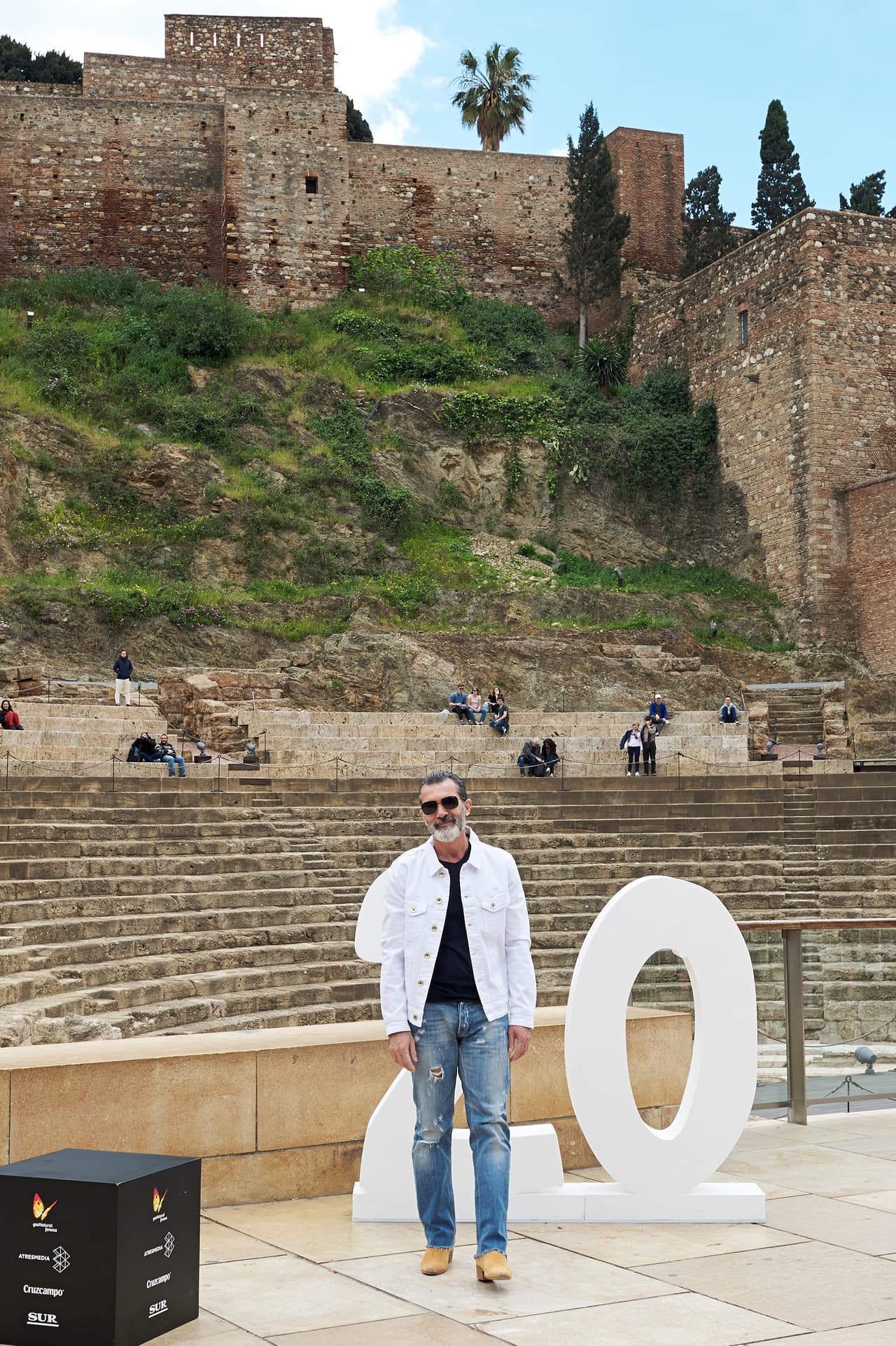 Antonio Banderas posa para la prensa antes de recibir el premio Biznaga de Oro Honorífica en el último día del Festival de Cine de Málaga, el sábado 25 de marzo.