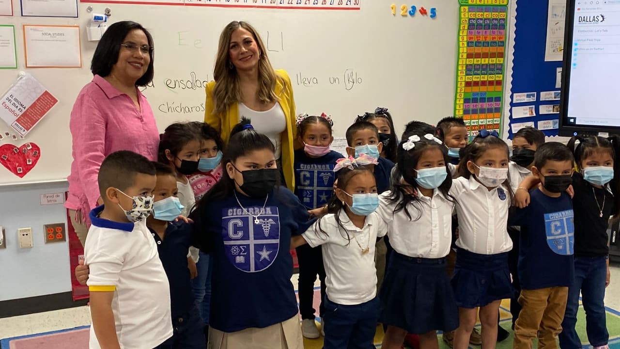 Nuestra meteoróloga Iriana Guerrero visitó la primaria Leonides González Cigarroa del Dallas ISD invitada por la maestra Eugenia Fernández