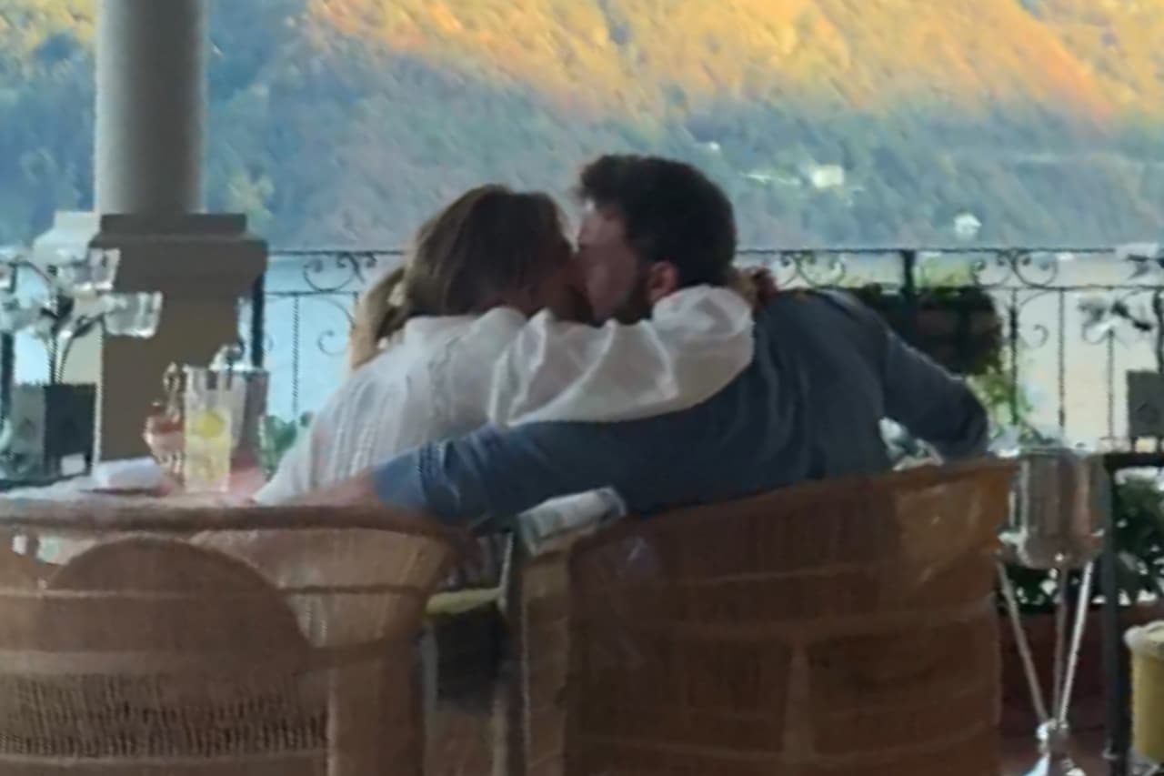 Se les captó a solas y con apasionados besos durante una cena romántica en el Grand Hotel Tremezzo en el Lago de Como, en la región de Lombardia. 
<br>