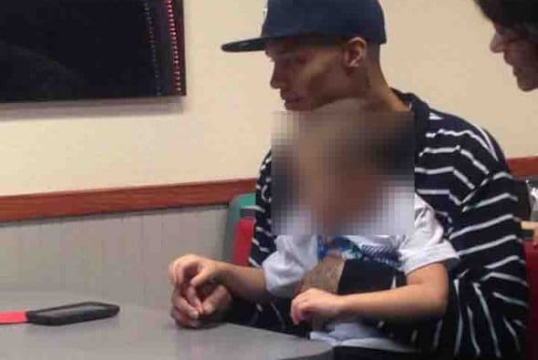 En esta foto aparecen junto a la supuesta madre de Jeremy Meeks, según la cuenta de Facebook.