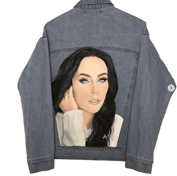 La prenda también es del taller de Ángel Medina, quien también ha pintado chamarras para otras conductoras, como Adela Micha y Martha Debayle.