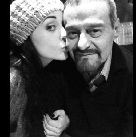 Zuria Vega contó que la actitud de su padre, quien 
<b><a href="https://www.univision.com/shows/el-gordo-y-la-flaca/murio-el-actor-mexicano-gonzalo-vega-despues-de-perder-la-batalla-contra-el-cancer-video" target="_blank">falleció en octubre del año 2016</a></b>, fue más conciliadora. 
<br>